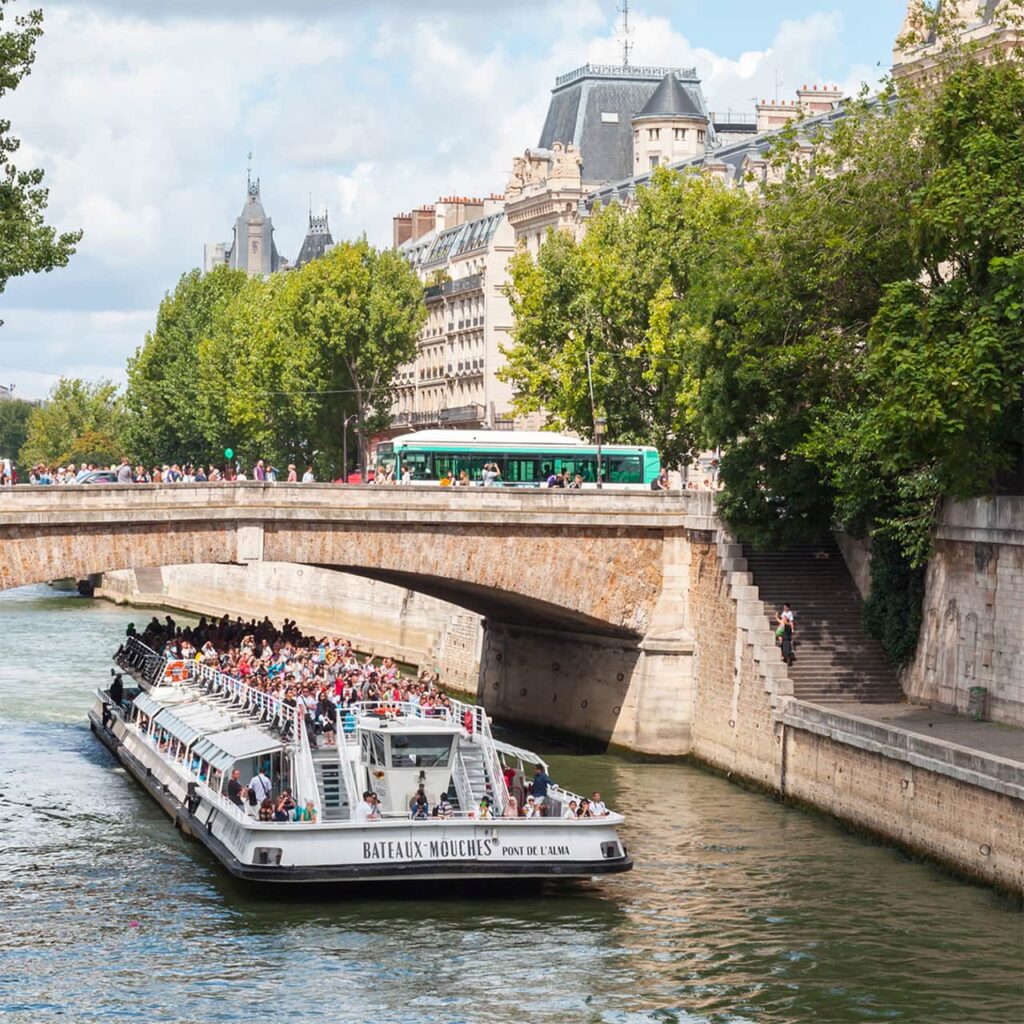 bateaux mouche cruise on the seine paris