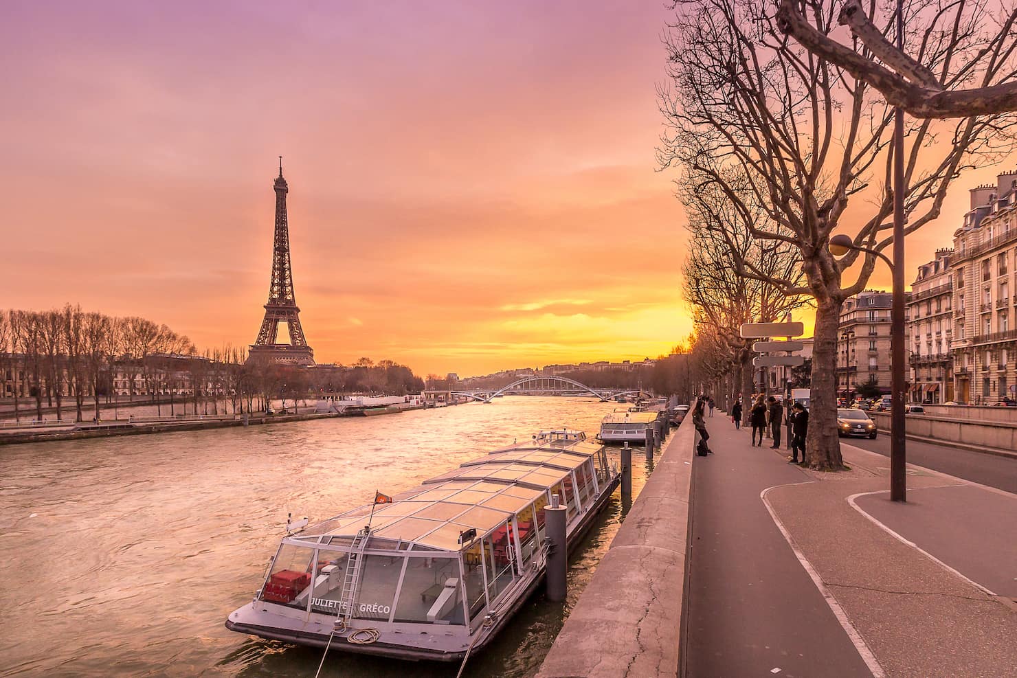 cruise senna eiffel tower